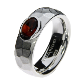Ring Silber 8 mm Hammerschlag Granat 7x5 oval cab