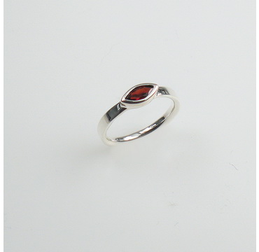 Ring si Granat 8 x 4 navette fac Ringweite 62